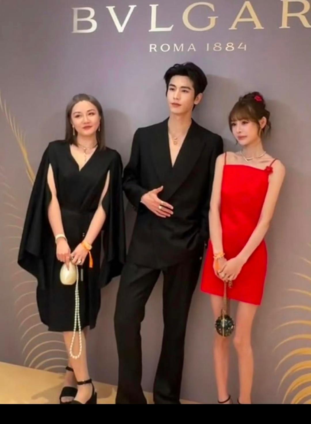 现在不管演员还是大众，审美都一致的畸形！你看看跟张凌赫拍照片的这个红裙子的女士