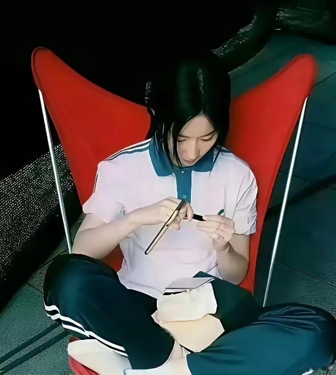 刘亦菲这么有钱还这么节约吗？这把三千的红椅子用了十年都没换不会坐坏吗？
