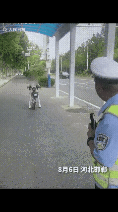 没想到上人民日报了！”河北邯郸icon小姑娘骑电动车没戴头盔，看见前面有交警，她