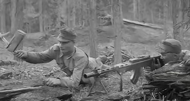 1945年，机枪手杜相云发现，日军掌握了他的射击规律，每次他一开枪，日军就卧倒，