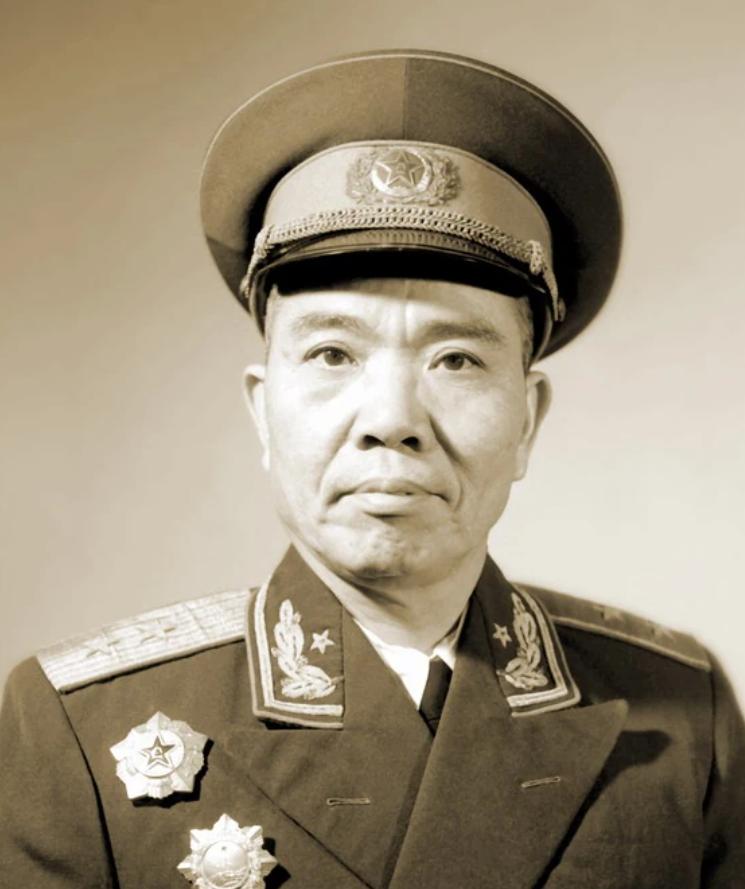 开国中将韩伟，原红34师100团团长。湘江战役中，红34师六千子弟作
