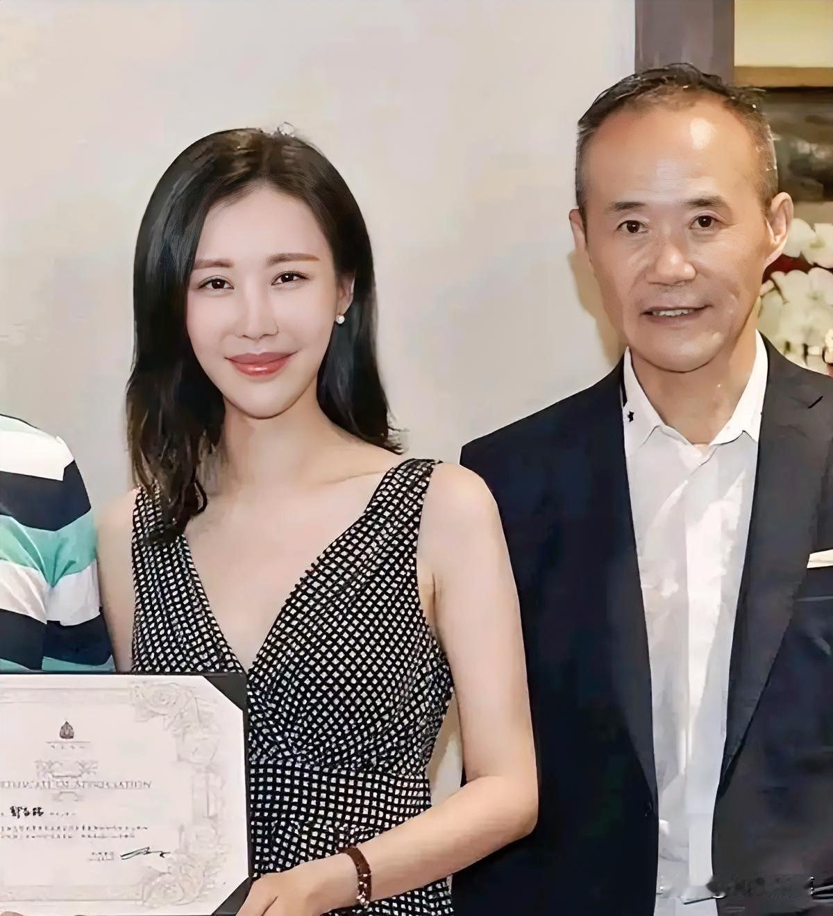 这场‘老王与小田’的戏码，简直像极了职场卸妆现场：妆前妆后两副面孔。以前