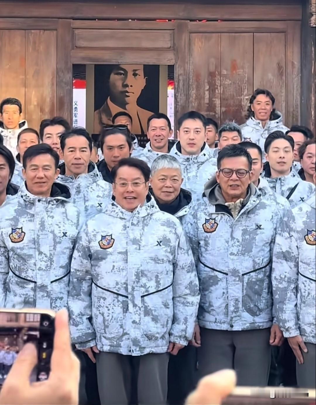 近日，76岁谭咏麟带队，香港明星足球队齐聚聂耳故里！何家劲、黄日华、李子雄、关礼