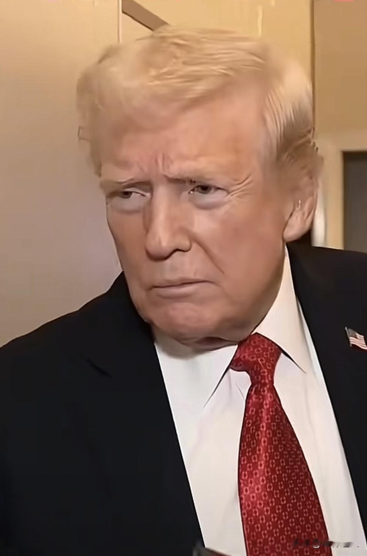 特朗普害怕了：我不是国王！特朗普对全美举行2700场“不要国王”抗议活动，终