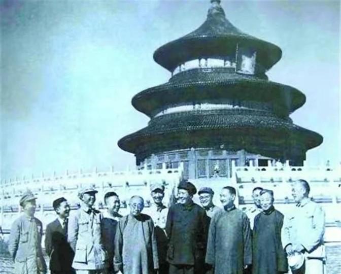 1949年9月，大清官员陪同毛主席游玩天坛，突然毛主席问大清官员：“见过几次慈禧