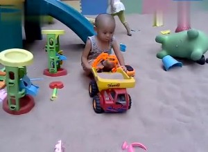 小孩开挖掘机挖土视频 12314100225124672947.jpg?id=0
