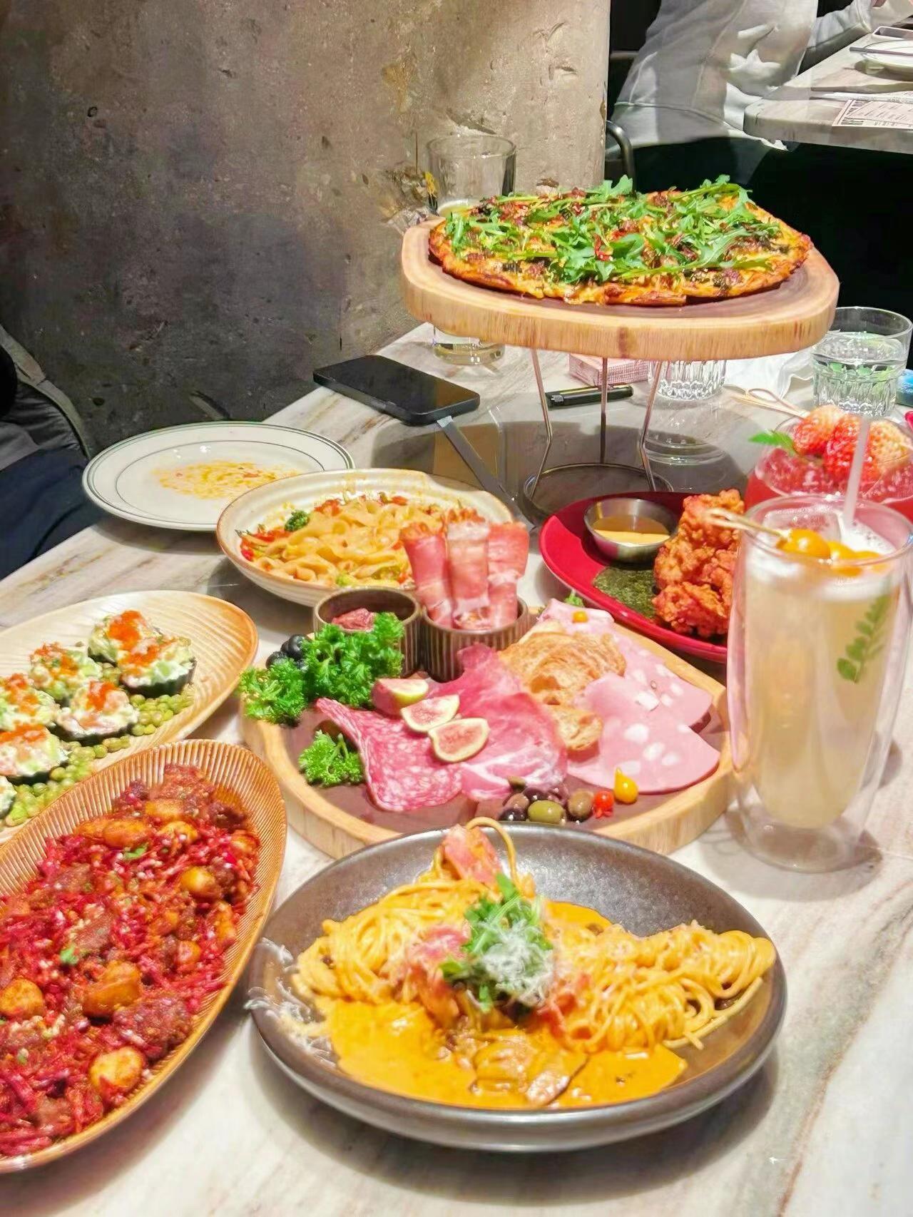 排队7个小时的魏世纪，我的真实评价是...美食拍照技巧魏家凉皮排队美食的真实感