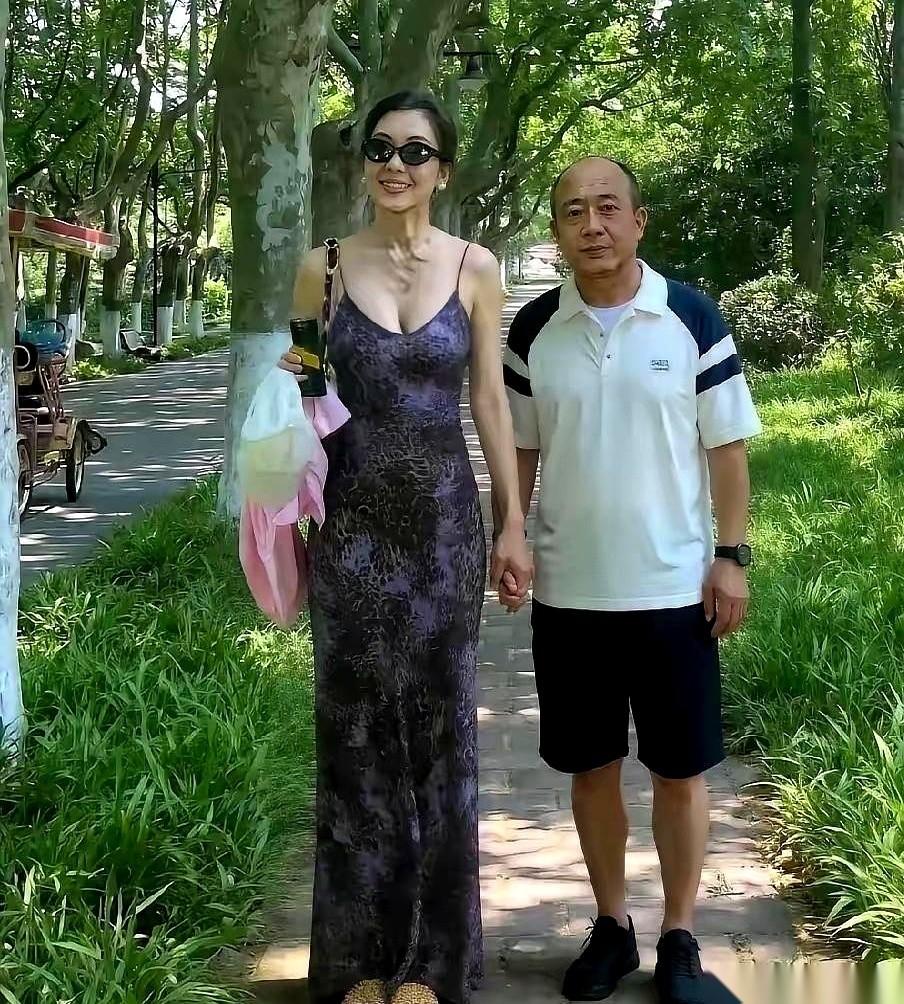 网上那张婚纱照，男主角是一家广告公司的老板，据说一年纯利几百万。照片里，他旁边