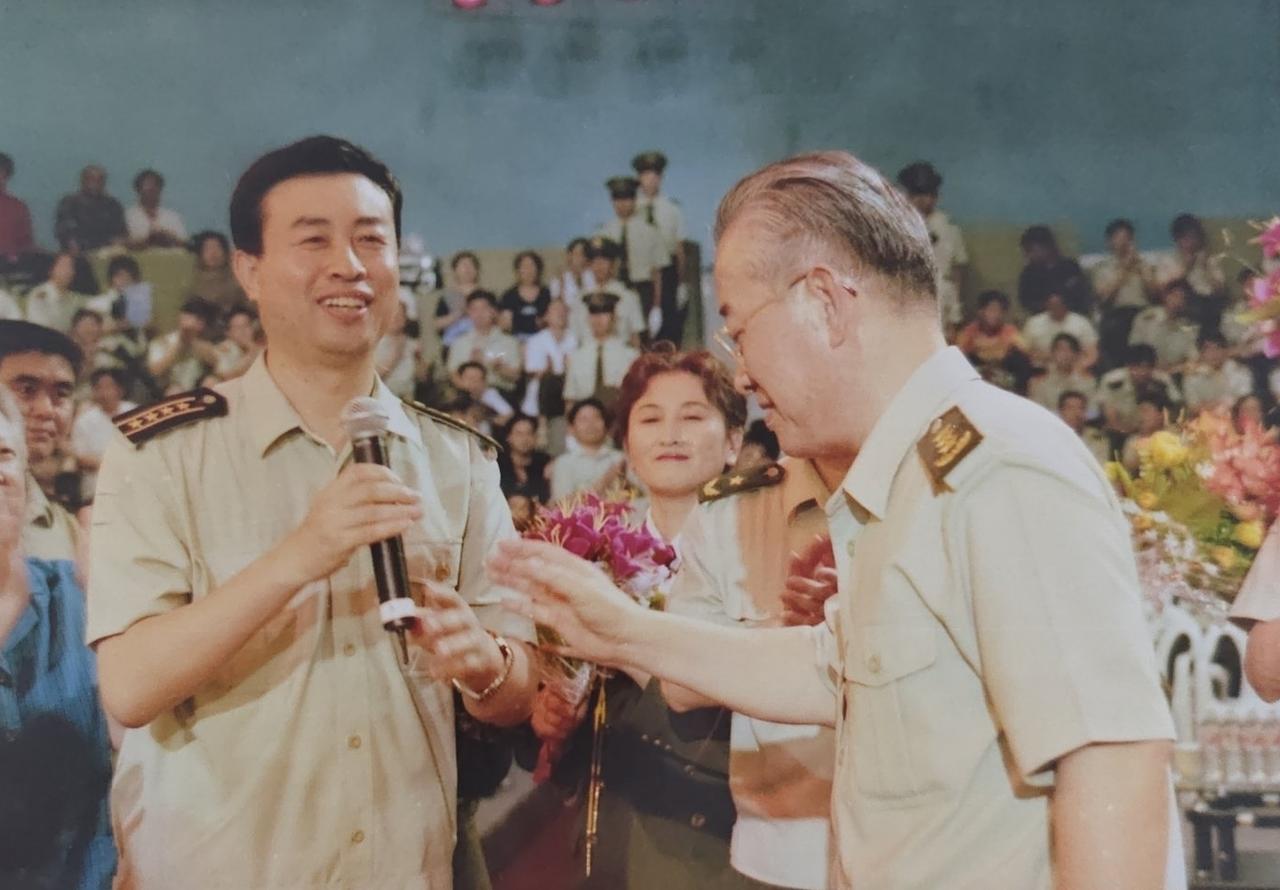 原总政治部主任于永波上将罕见照片。老将军当了10年总政治部主任，看上去平易近人，