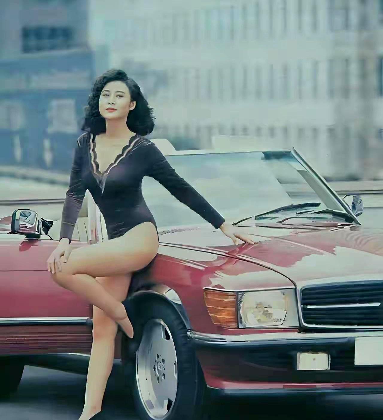 看了巩俐在北海公园雨中漫步的照片，我才发现，顶级魅力真不是靠保养出来的。