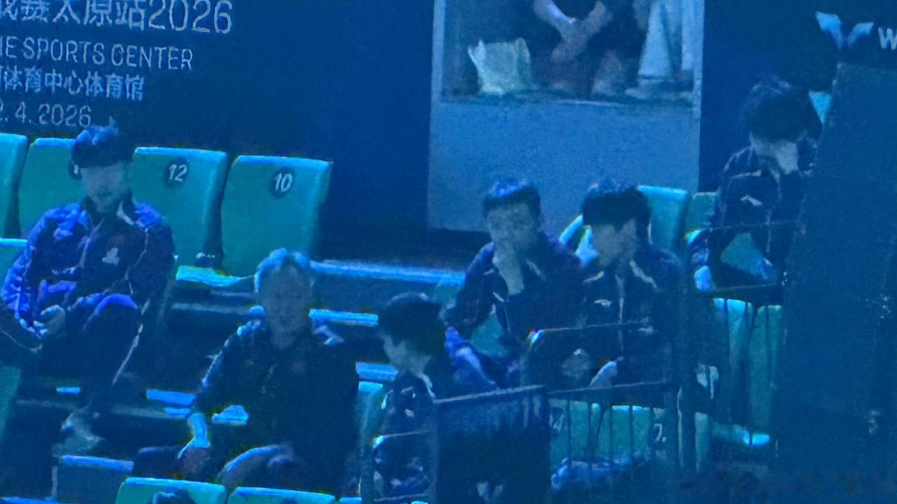 秦志戬总教练在看台观赛[赞]，国乒选手陈垣宇、孙杨，还有刚刚男双夺冠的李和宸都