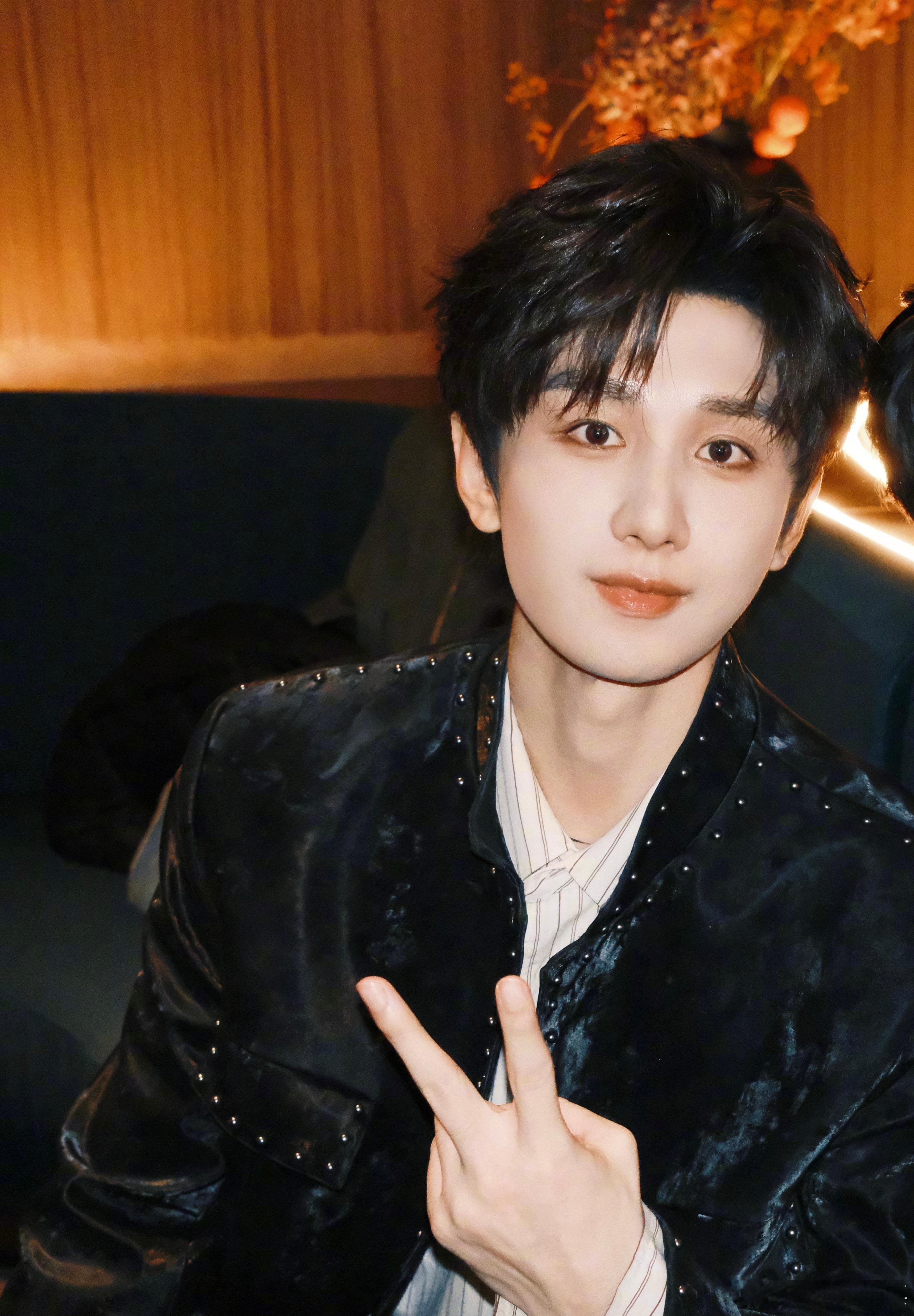 成毅天地剑心cy成毅王权富贵原本凝眸浓墨般的眼神，看上去像更显神秘，一袭白衣翩然