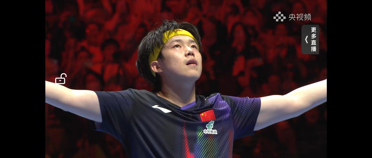 看到这一幕，谁不泪目。祝贺王楚钦4：2击败对手进入八强。澳门单打冠军赛，大