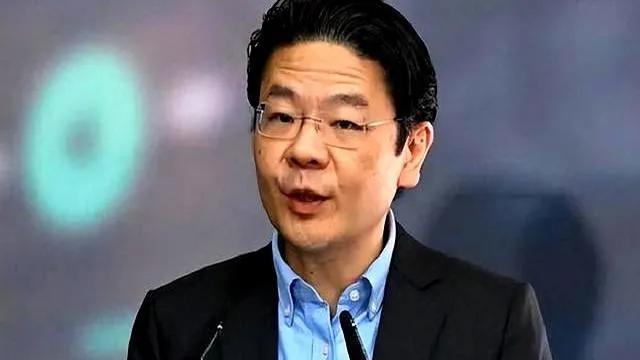 怎么看马六甲这个“黄金路口”呢？几十年守着马六甲这个“黄金路口”，新加坡就像坐