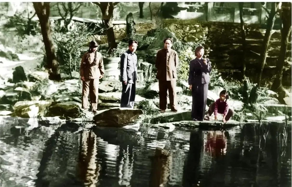 1949年4月，毛主席一家五口，在北京香山户外郊游的照片，水面上倒映着五个人的影