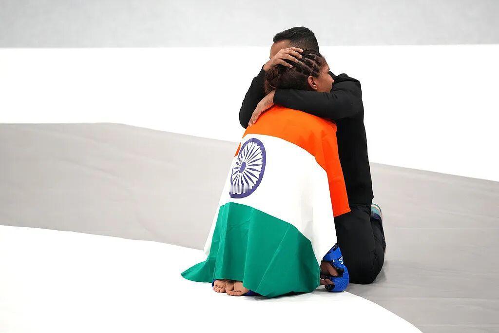 亚运会上罕见的一出戏！10个裁判围着屏幕，一帧一帧看了一个多小时回放。起因竟是