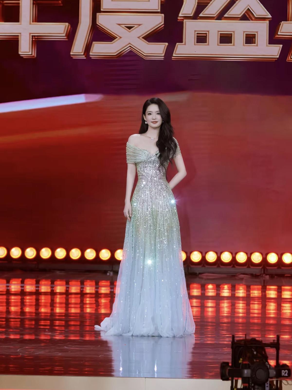 以角色沉淀力量，以光影书写锋芒。李沁在年度盛典的红毯之上，用一袭星河长裙诠释优