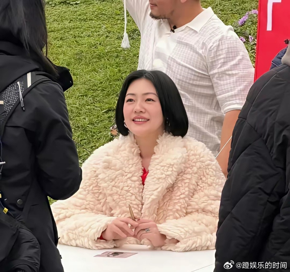 小S姐又出来营业了，这波复出也太会整活了！直接在街头办起“粉丝签名会”，毛绒大衣
