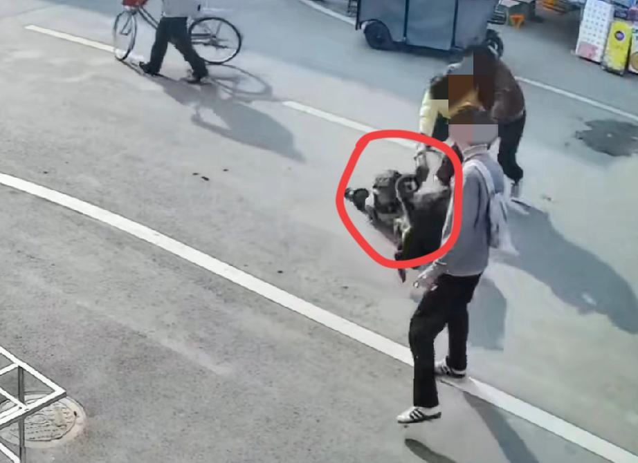 惊险一场，这也太可怕了吧，3月9日，山东临沂临沭一物流园内，发生一起令人愤怒