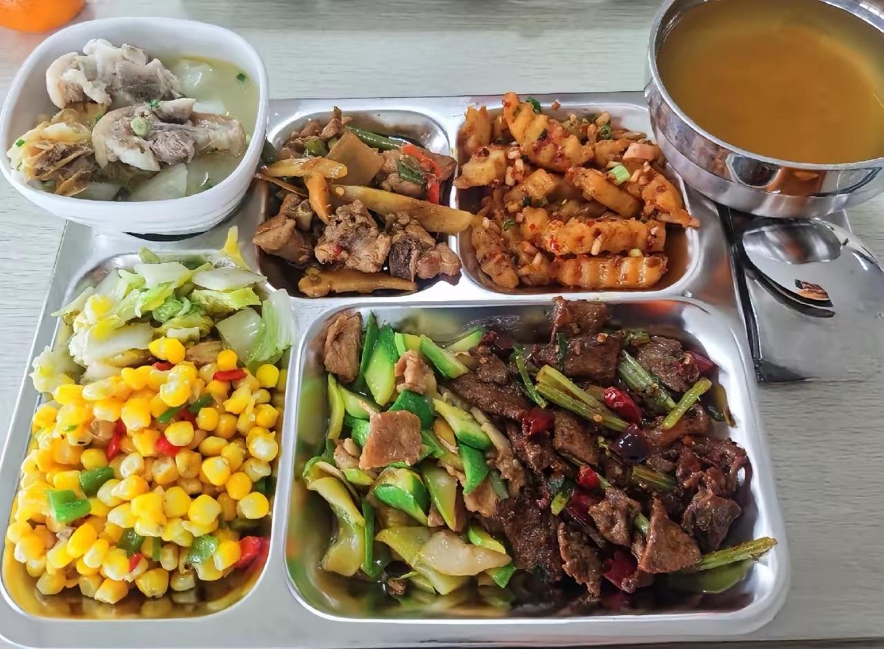 这是我们公司食堂餐，不过不是免费的，一餐要交5块钱，公司说每餐的标准是¥15
