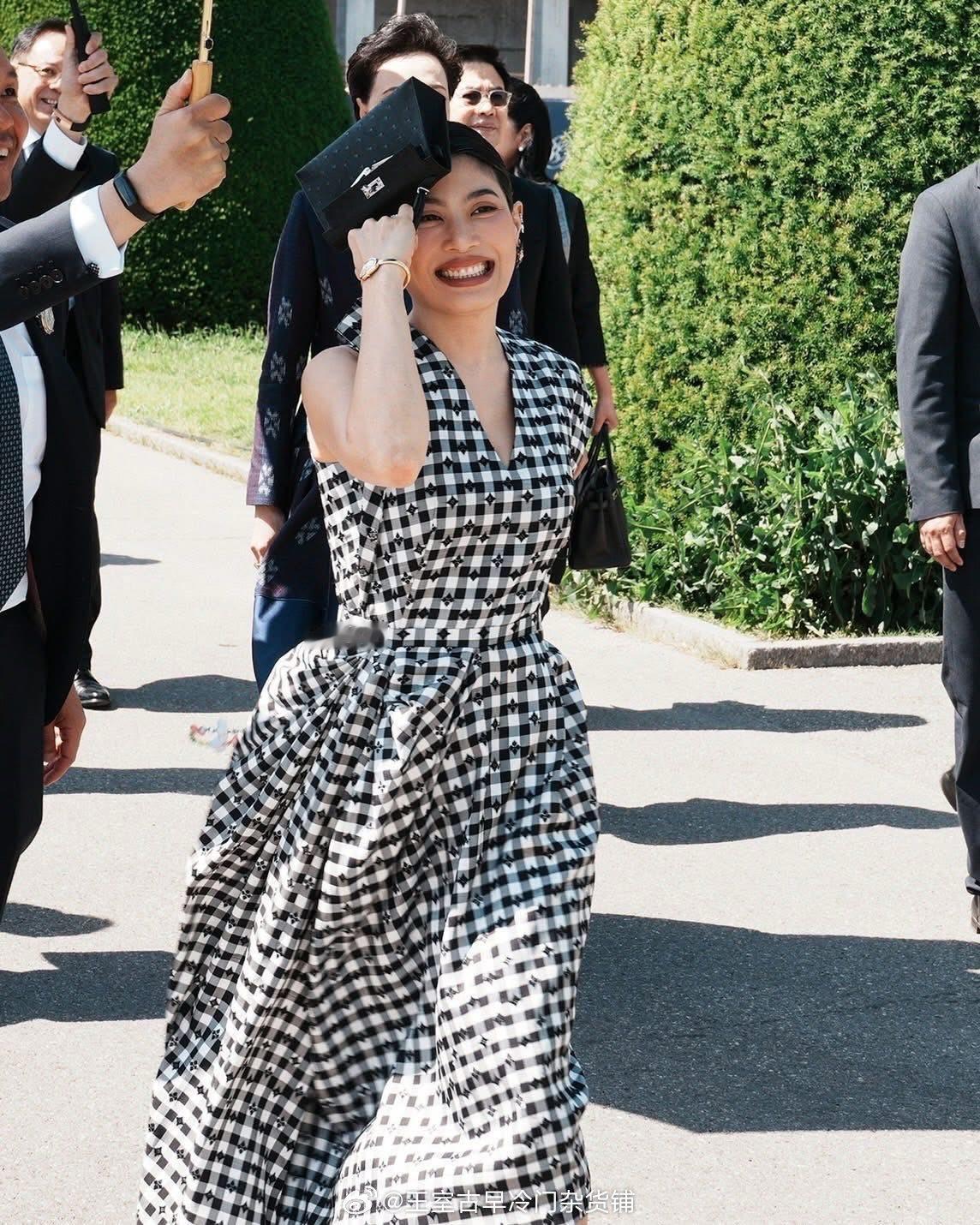 王室王室泰国王室镇宅镇宅前几天在瑞士摆拍穿的裙子，和素娘娘佩戴民族饰品团结少数