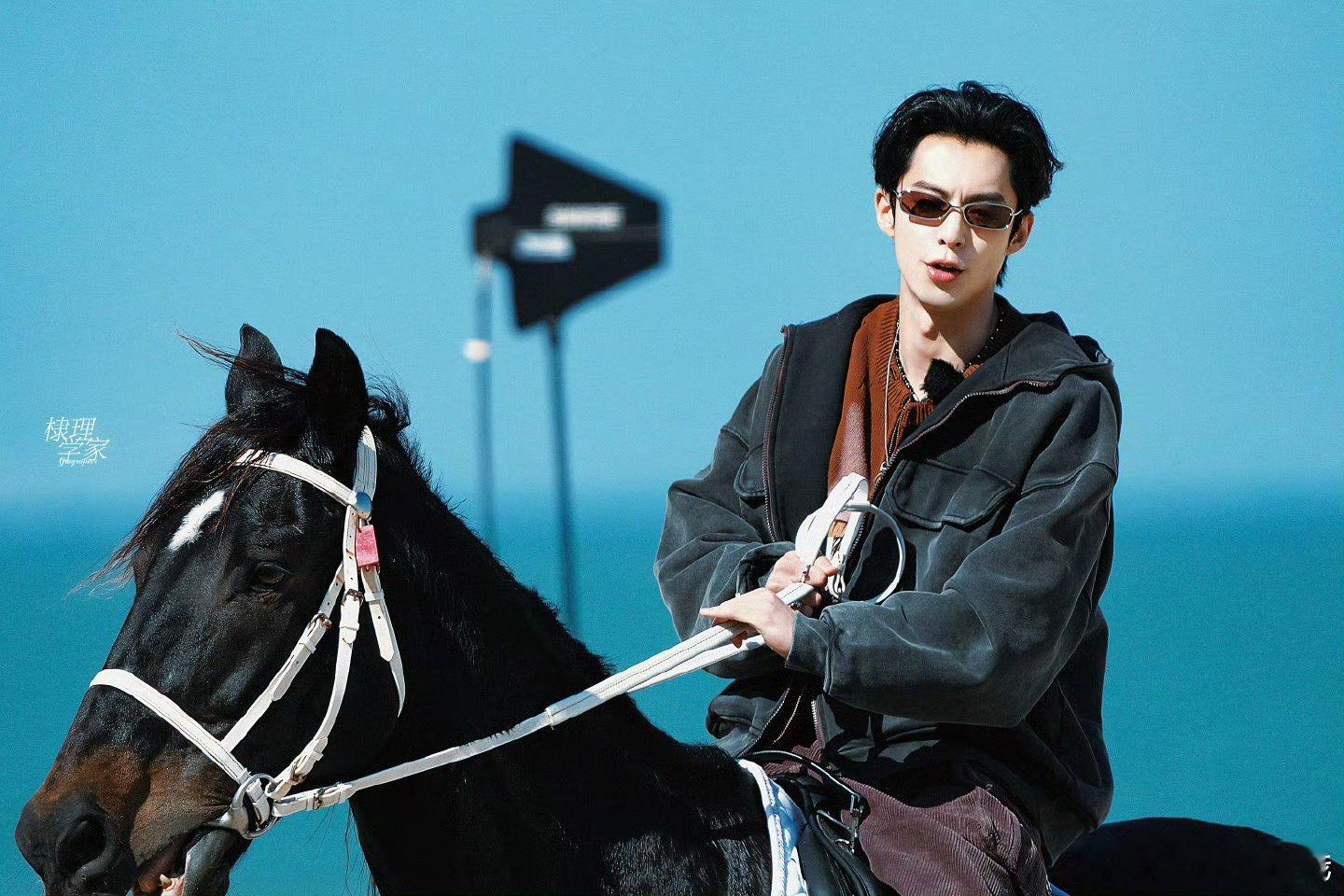王鹤棣好六团建骑马路透，这个王鹤棣帅没边了