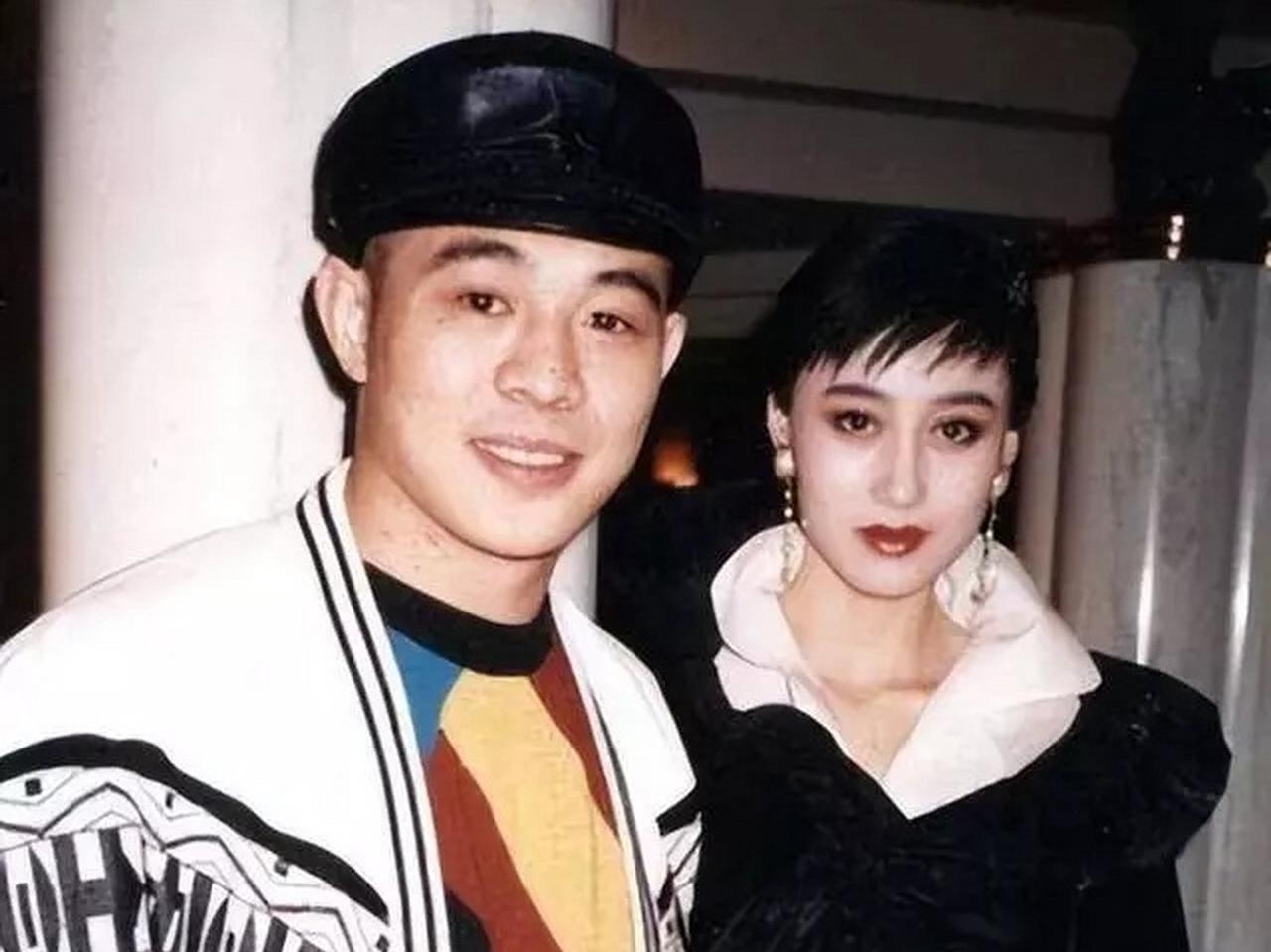周星驰说，美女是对比出来的，利智与关之琳、刘嘉玲的合照，明显还是利智胜出。当年香港媒体说：利智是“天