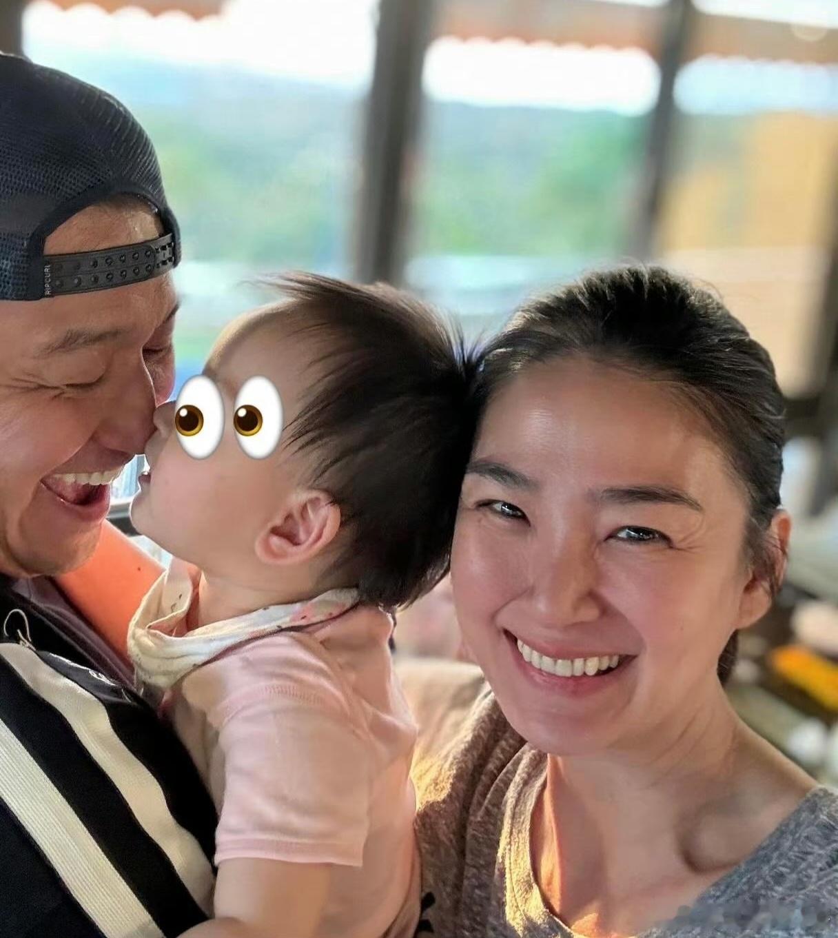 洪小铃晒一家三口合照洪小铃女儿近照洪小铃晒一家三口合照，女儿软萌可爱，与爸爸碰