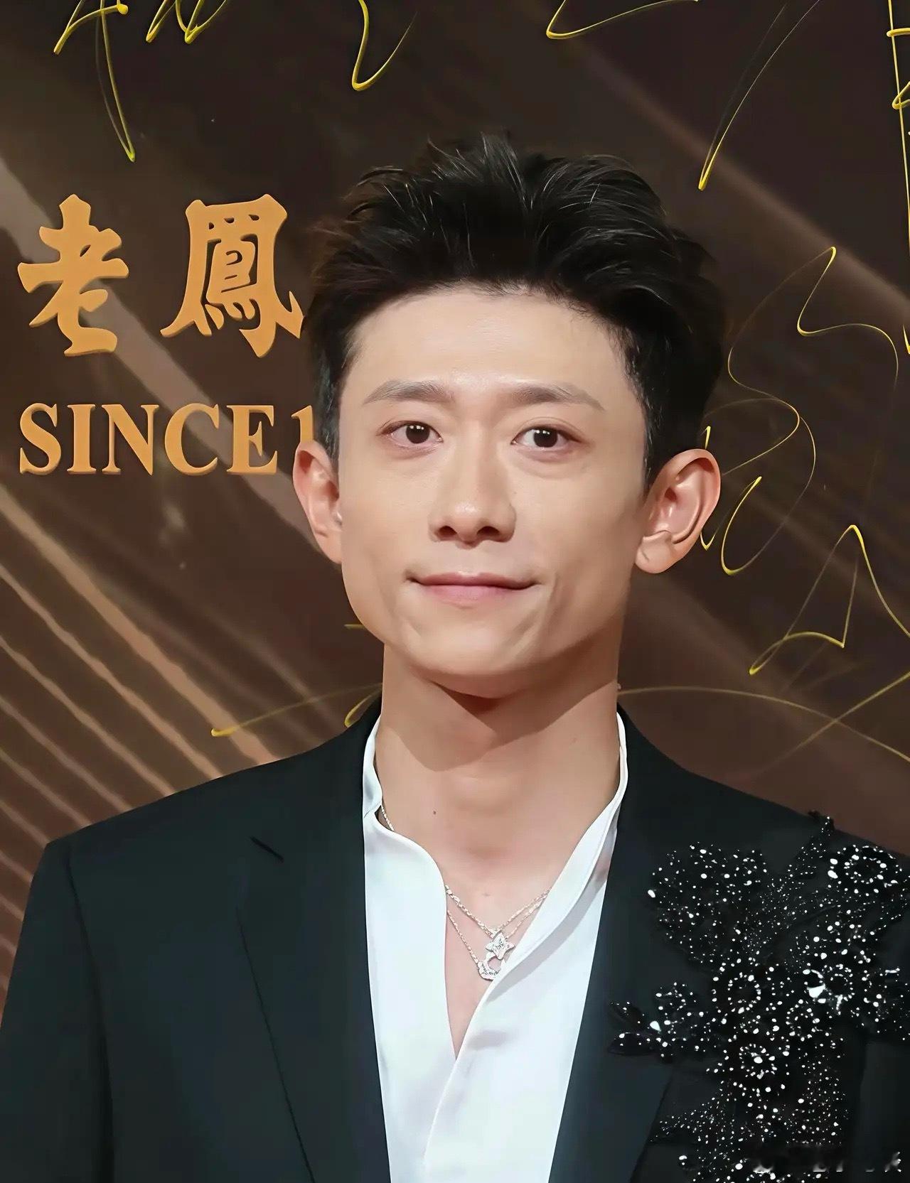 张一山出席国剧盛典，我才发现难怪他最近不参加综艺了，连好朋友杨紫过生日也没公开祝