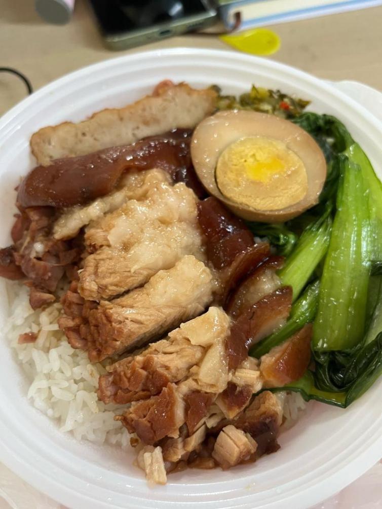 猪脚饭在潮汕那边又便宜又好吃，卤汁咸甜香，猪脚弹牙，十六块钱一份，locals