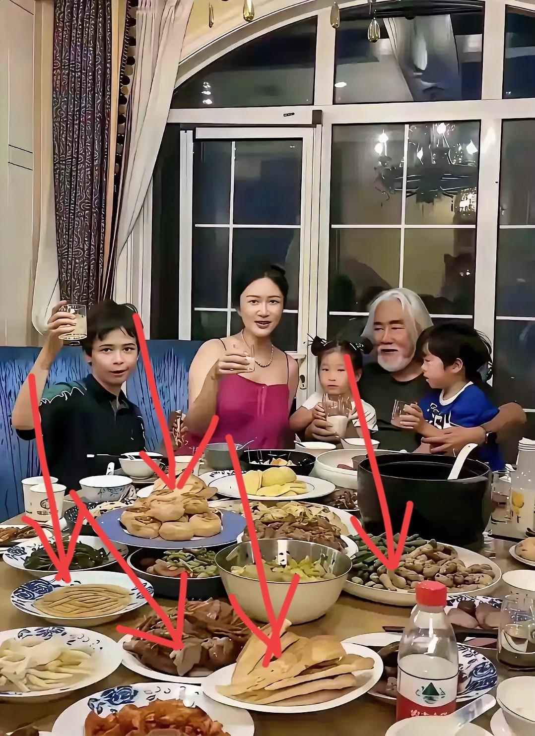 要论“节约”还得是张纪中，堂堂的国际大导演，伙食却吃的这样节省，看来孩子养的太多