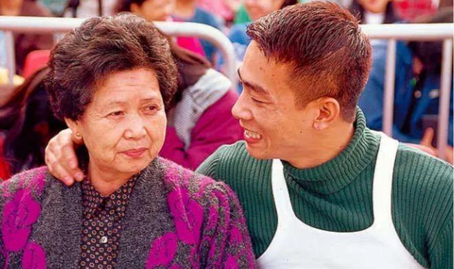 2018年，陈小春在访谈里说“小时候家里穷，吃不上饭，就把弟弟卖了3000块钱”