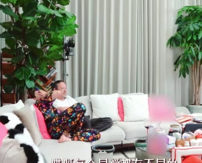 万千惠跟三宝感叹每个同学都有不同的人生轨迹，她觉得自己遇到三宝很幸运，万千惠：“