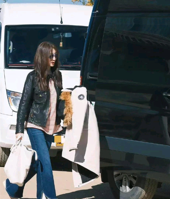 李小冉的中年穿搭真时髦！黑色皮衣+条纹长袖+牛仔裤，休闲又减龄​​​