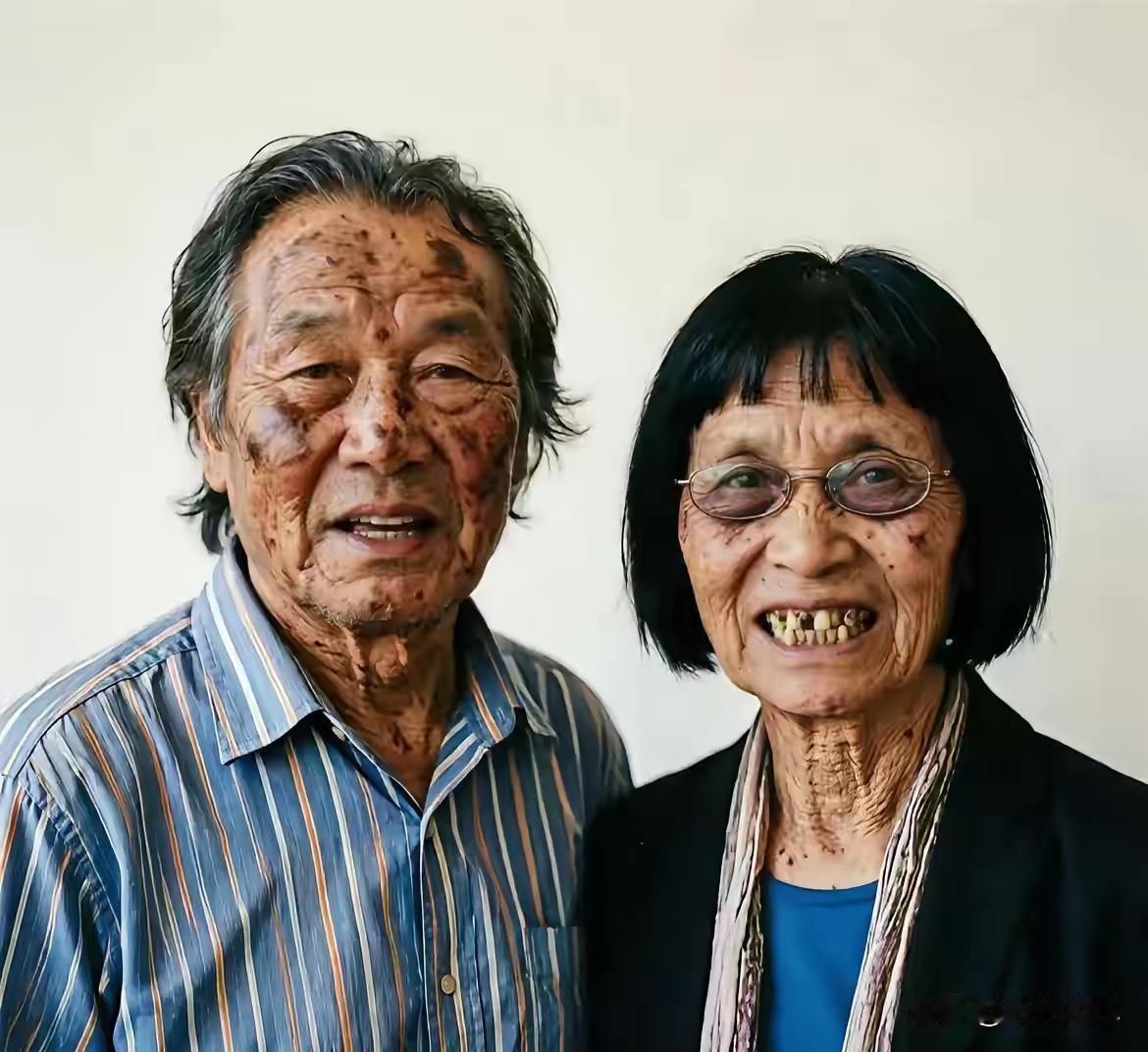 清华美院这两场画作争议，最刺眼的不是画得丑不丑，而是处理差别太大。关于丁荭、