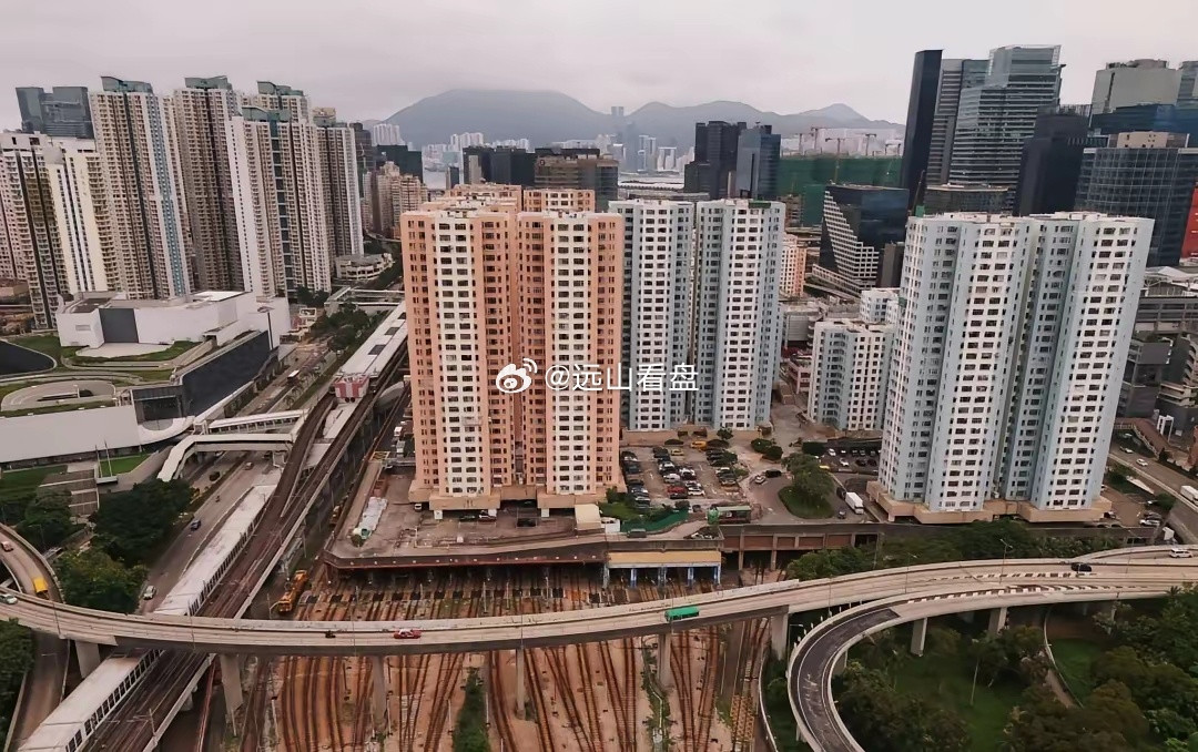 香港地铁黄大仙附近的车辆段一开始人们修建了巨大的地铁车库后来发现光修车库有点浪费