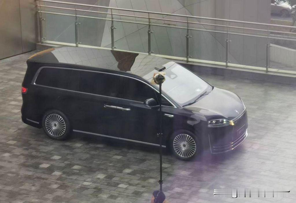 智界V9实车终于亮相了，竟与网友P图别无二致！这台车着实看点十足。其车长超5.3