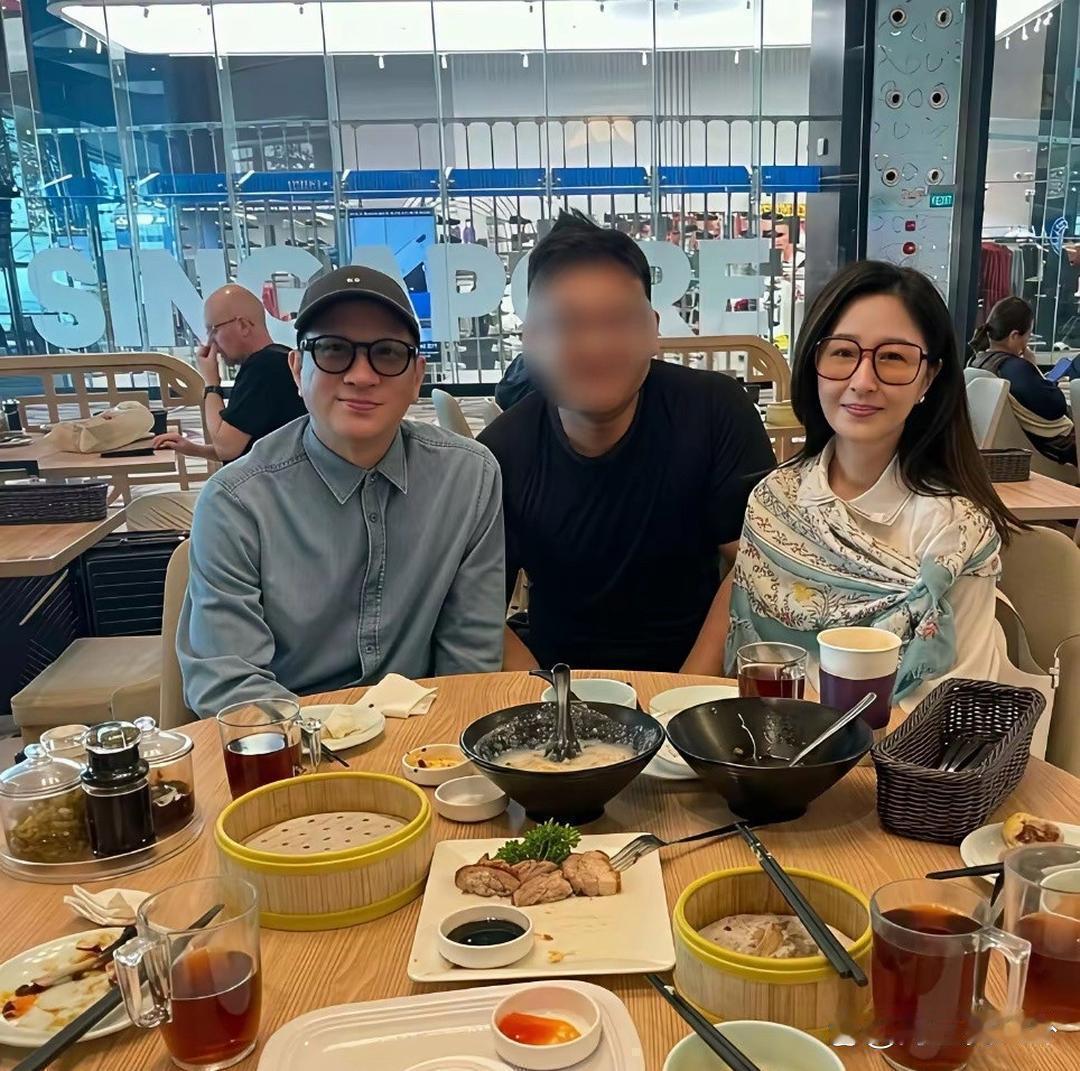 62岁张家辉与关咏荷新加坡喝早茶被偶遇，关咏荷素颜出镜状态绝了，完全看不出60+