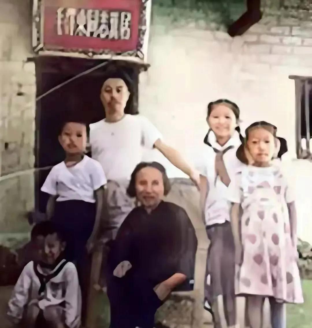 1962年，王淑兰和儿子毛华初、2个孙女、2个孙子在韶山故居合影，毛泽民和王淑兰