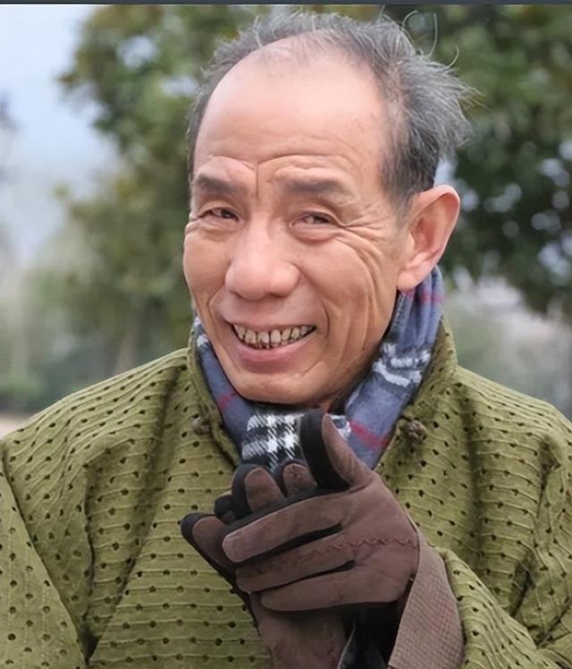 1992年，导演张建亚拿着《三毛从军记》的剧本去找魏宗万，让他演一个叫"老鬼"的