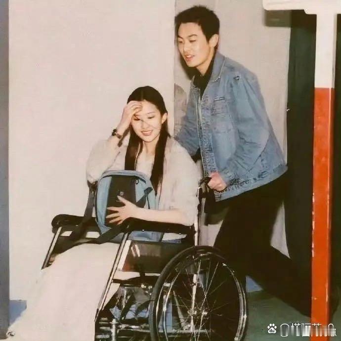 这也太让人羡慕了吧！当年大学时期的刘亦菲和朱亚文，一个17岁灵动仙气，一个20岁