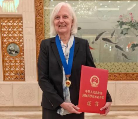 谁也没料到！撑起中国光刻胶研发的大佬级人物，居然是她！ 她就是2026年