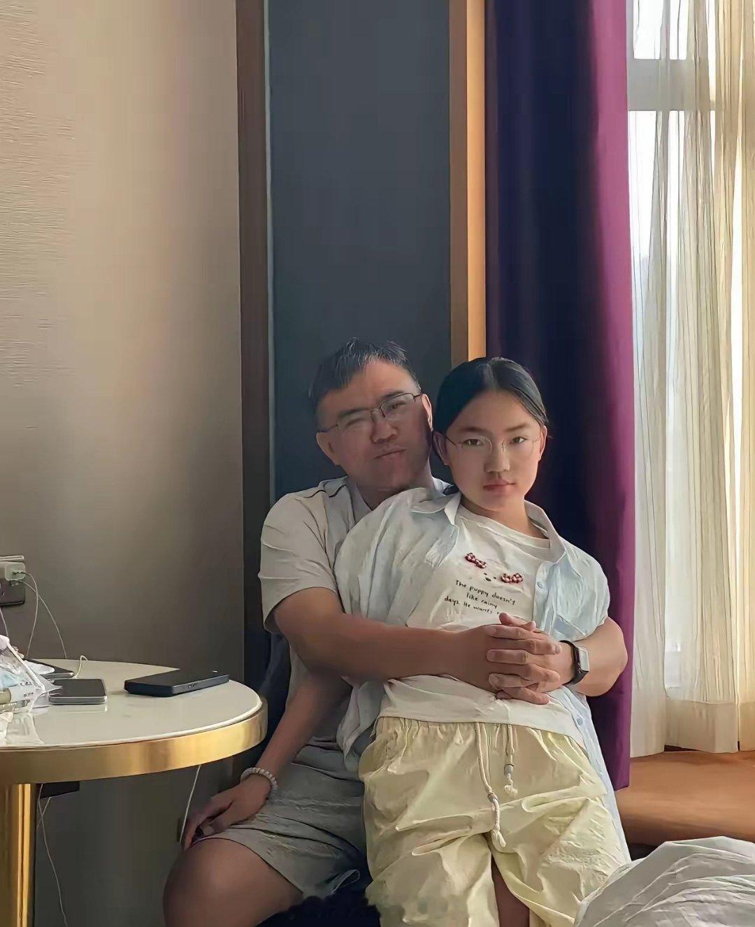 都说女大避父，俺家的这爷女俩，这行为算不算是太出格了？
