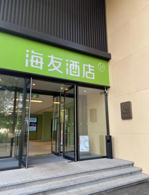 这可能是中国最抠门的酒店了。别人花几百万装大堂，他直接砍掉；别人前台站三个人，他