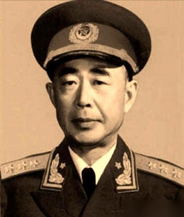 巩俐，躲在酒店洗手间里，吓得不敢出声。门外，是向华强。这个画面，搁今天，能直接把