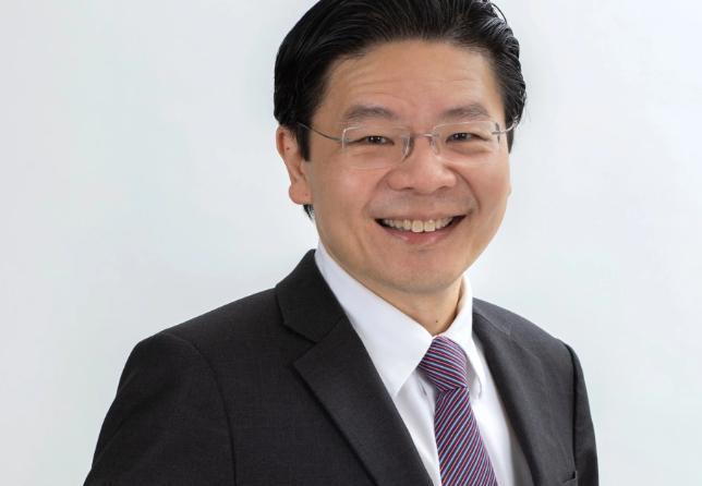 新加坡总理抵京，登机前连送四词，李显龙预言结局，中美风雨欲来。新加坡总理黄循财6