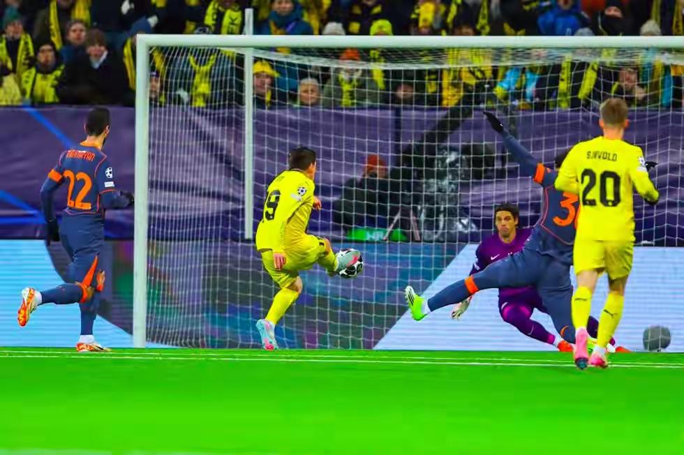 当今足坛，能够在欧冠接连击败曼城，马竞，国米的球队，皇马也不一定能做到吧……？