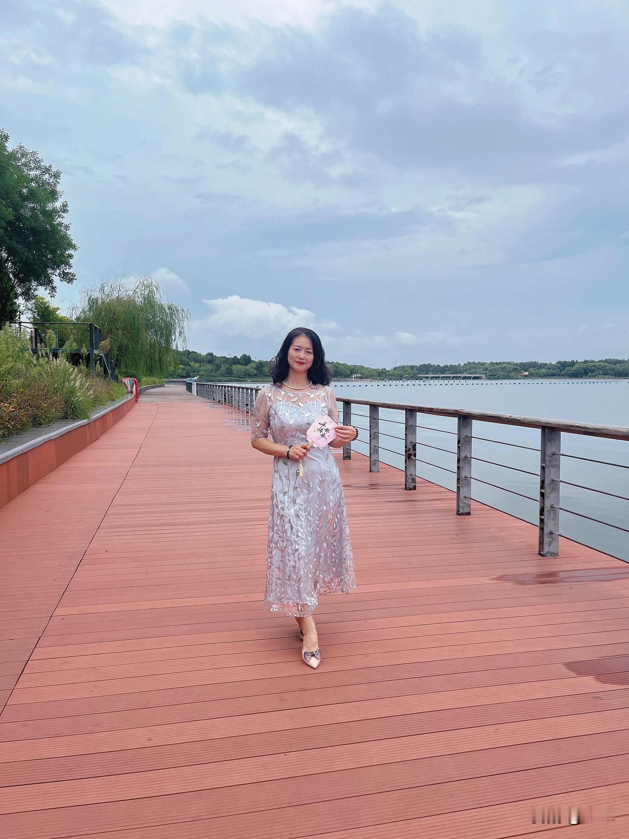 发现没有，年龄越大穿深色衣服越不好看。我有很多黑色的衣服，而且还是比较贵的，