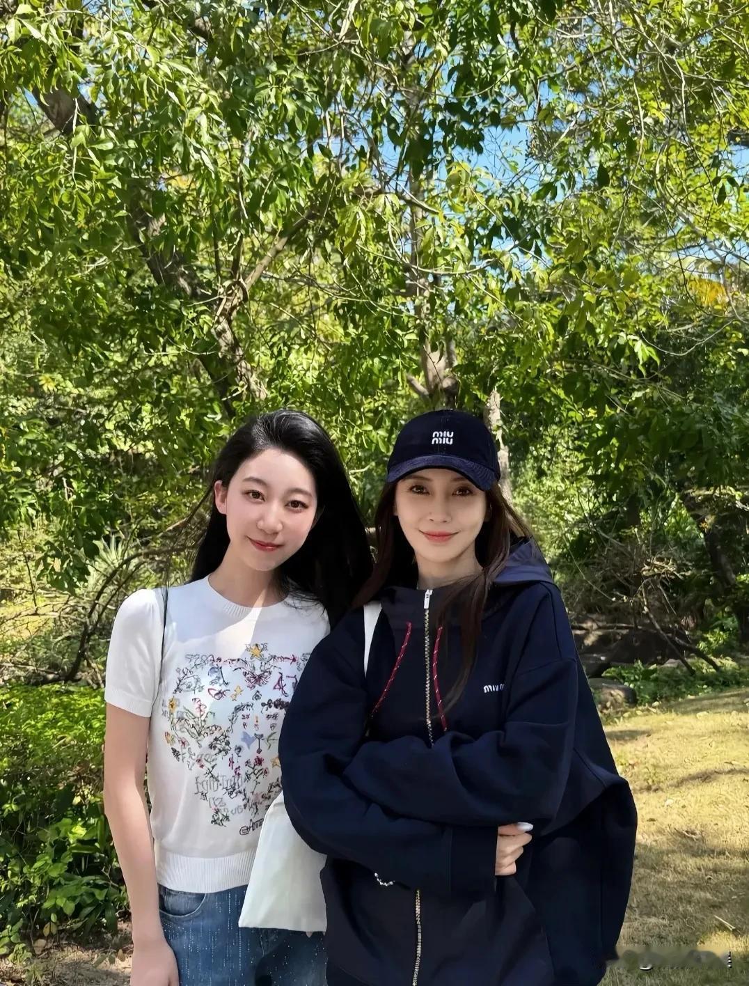 黄晓明前妻杨颖现身广东，戴着黑色棒球帽，穿着运动服，肤色很白，身材苗条。细看她