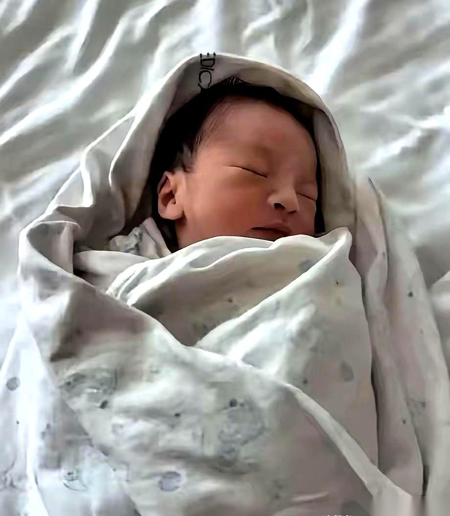 我跟你说，这俩孩子，真绝了。阿姨（也可能是后妈，你懂的）挺着大肚子，他俩天天晚